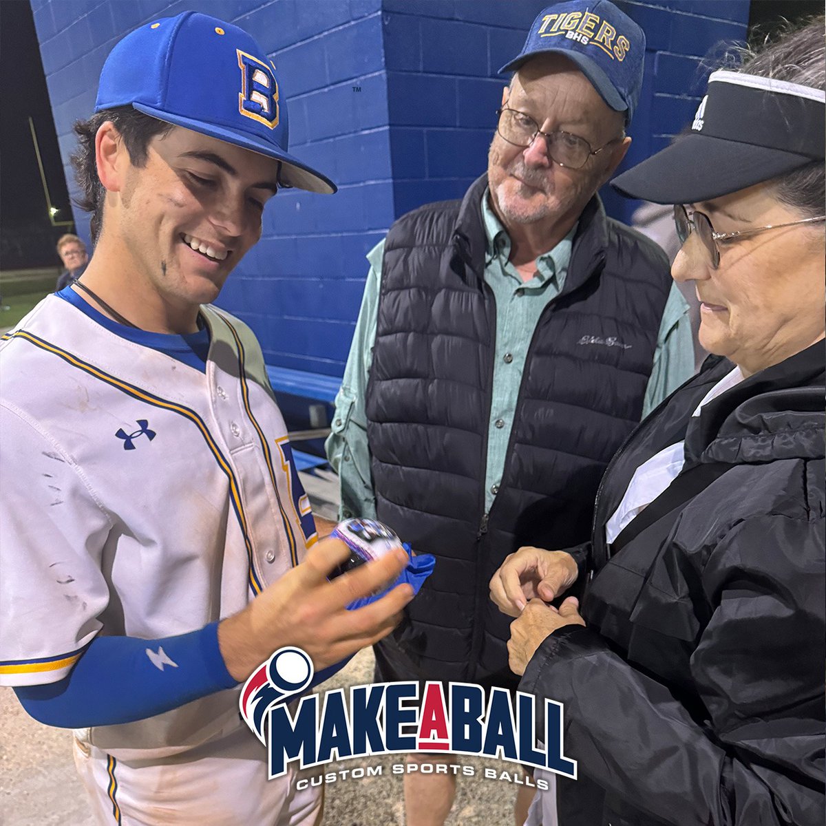 MakeABall's tweet photo. Senior Night is more than a game. Celebrate your baseball senior with a custom baseball featuring his photos, name, #, position, year and more. A moment he’ll never forget.
#SeniorNight #HighSchoolBaseball #BaseballLife #SeniorSeason #Makeaball https://t.co/PN3GzxkdIP