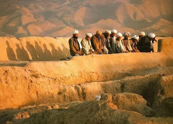 إنَّ الإمبراطورية الوحيدة التي دخلت #أفغانستان ولم تخرج منها يوما، هي الإمبراطورية الإسلامية.
فمنذ عَبَرَ أصحاب محمد ﷺ على خيولهم مدينةَ "هراة" في عهد الخليفة الراشد عثمان بن عفان (35هـ) لم يخرج الإسلام ولا الأمراء المسلمون قَطُّ من تلك البلاد.