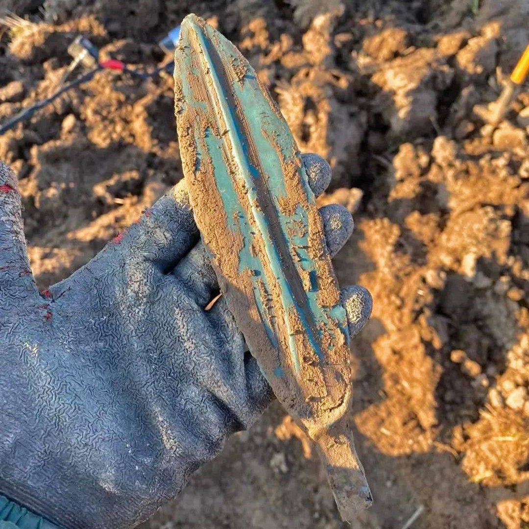 _Treasure_Kings's tweet image. Detectist's find from Ukraine🇺🇦: 
   Late Bronze Age Srubna culture bronze dagger, dug at 40 cm depth.
   Look at this amazing malachite patina - bright green and super well preserved! 💚
   3500+ years old beauty straight from the soil.
#metaldetecting #history #patina