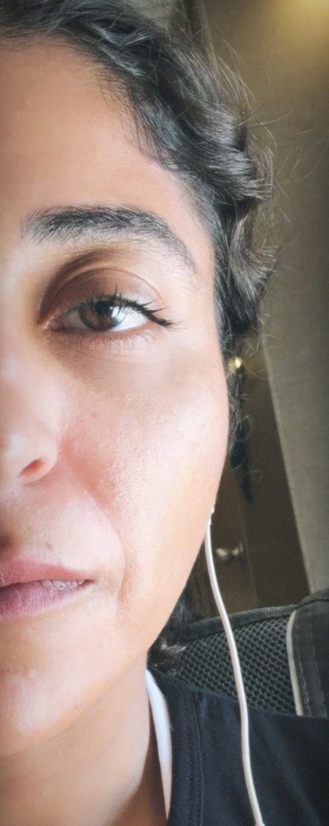 أموت بين الخد وعيونه السود
وحواجب ربي بملحه قرنها