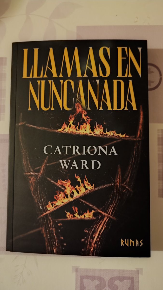LeslieCattery's tweet photo. Por fin tengo en mis manos lo ultimo de @Catrionaward 

De la editorial @LeeRunas que nunca falla en traernos el mundo de la autora :)

Y como no desde el templo.
@GigameshTienda 

No puedo esperar a conocer a los niños de Nuncanada y deleitarme con su misterio. https://t.co/l9t8s3UQOg