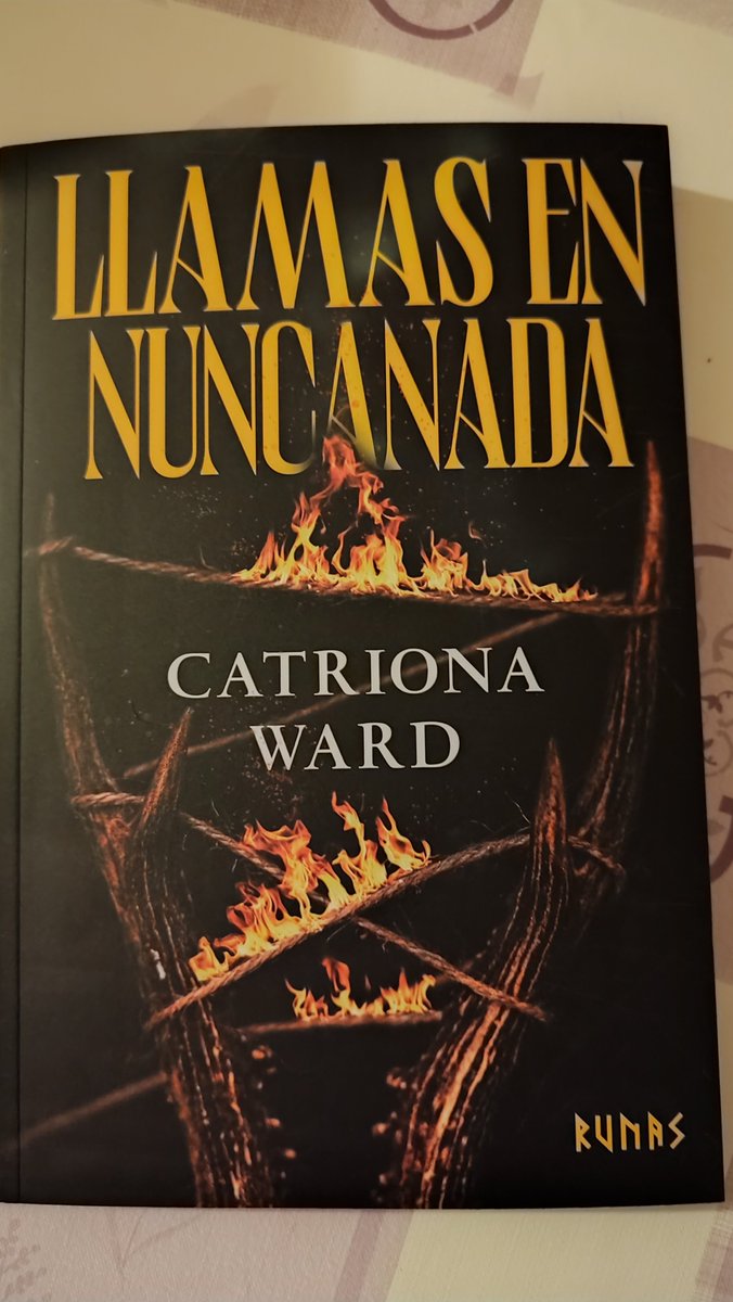 LeslieCattery's tweet photo. Por fin tengo en mis manos lo ultimo de @Catrionaward 

De la editorial @LeeRunas que nunca falla en traernos el mundo de la autora :)

Y como no desde el templo.
@GigameshTienda 

No puedo esperar a conocer a los niños de Nuncanada y deleitarme con su misterio. https://t.co/l9t8s3UQOg