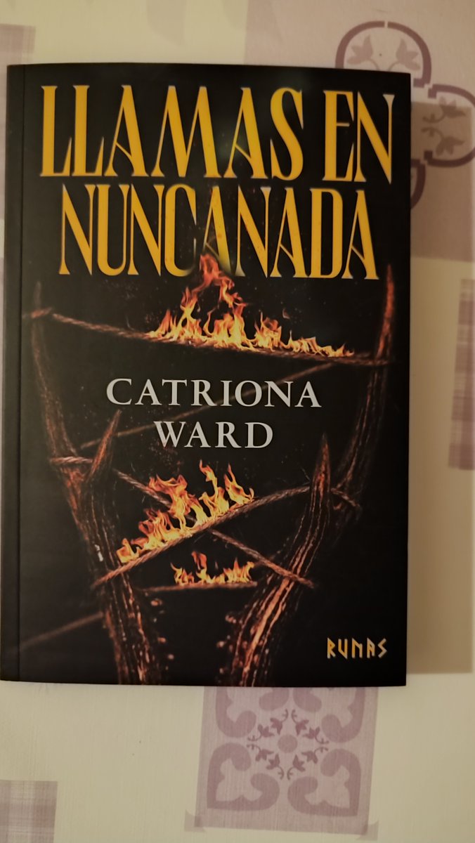 LeslieCattery's tweet photo. Por fin tengo en mis manos lo ultimo de @Catrionaward 

De la editorial @LeeRunas que nunca falla en traernos el mundo de la autora :)

Y como no desde el templo.
@GigameshTienda 

No puedo esperar a conocer a los niños de Nuncanada y deleitarme con su misterio. https://t.co/l9t8s3UQOg
