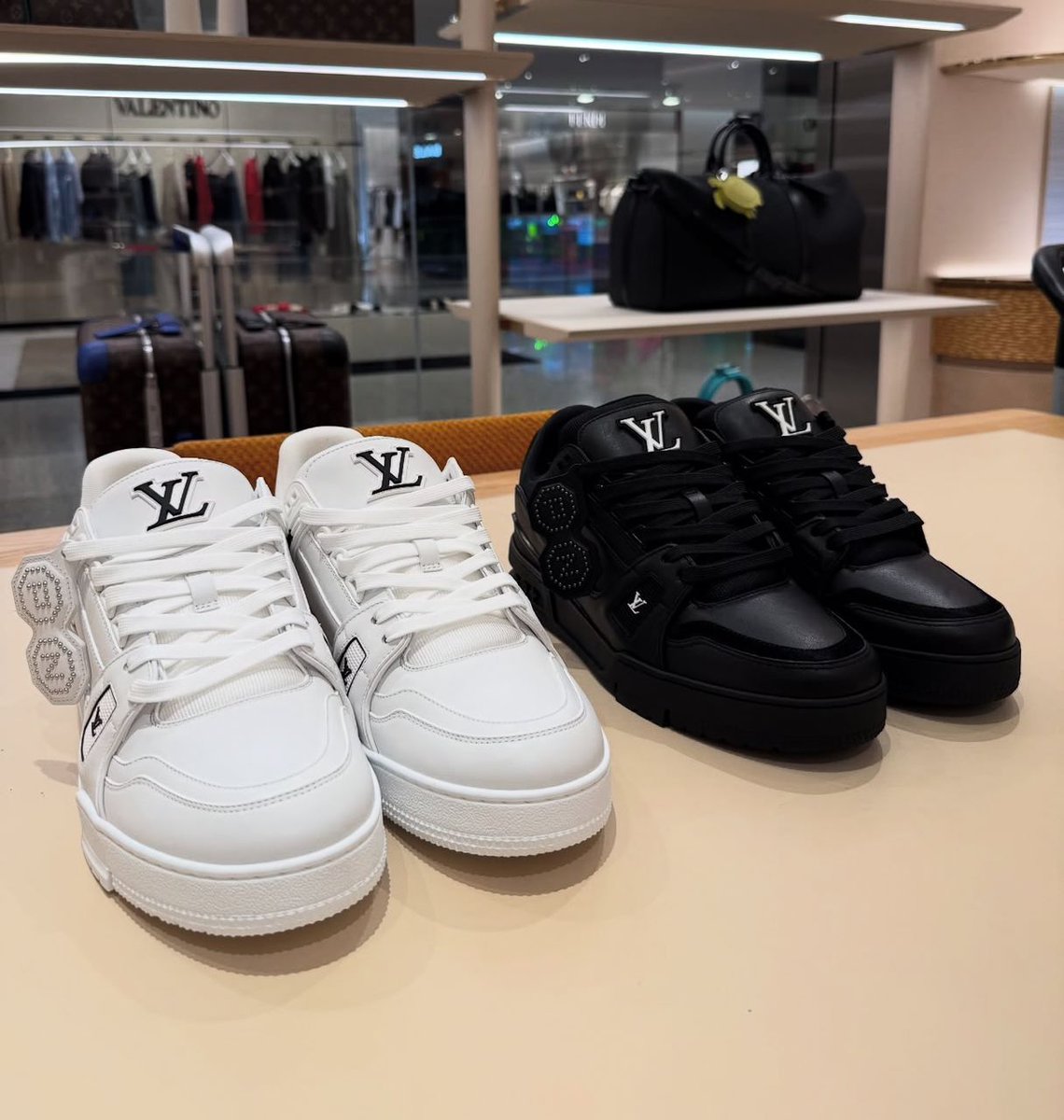 Tomisin923's tweet photo. New inn 🚨🚨🚨

New Louis  Vuitton luxury  Sneakers /2 Colours/ 🛍️🛍️

Price  ::65,000 naira

Hot sale 🥶🥶

40—-/——46 https://t.co/JpQk3BBZRx