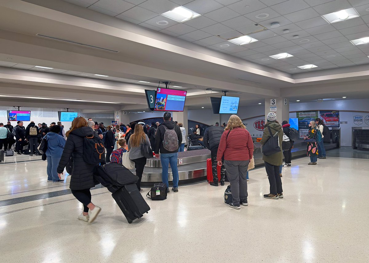IFlyRhodeIsland's tweet photo. Construction update! 🚧 Flooring has been completed at Baggage Claim 3, and it is now open! Thank you for your patience as we continue to improve our airport! ✈️ #FlyRI #PVD #TFGreen