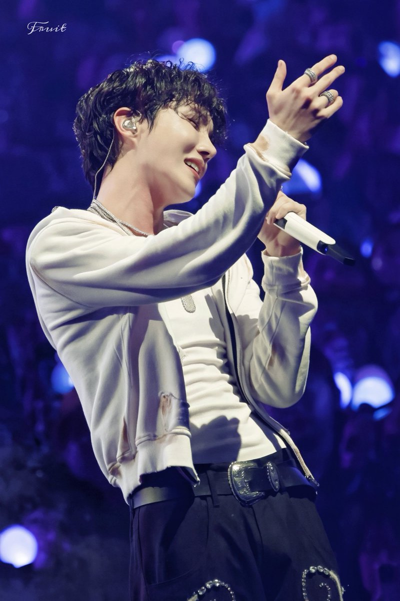 Hopefruitonmoon's tweet photo. HOPE ON THE STAGE 1st Anniversary🌹

#jhope #제이홉 #정호석 #ジェイホープ  
#BTS #郑号锡 #鄭號錫 @BTS_twt https://t.co/8wExCPthdb