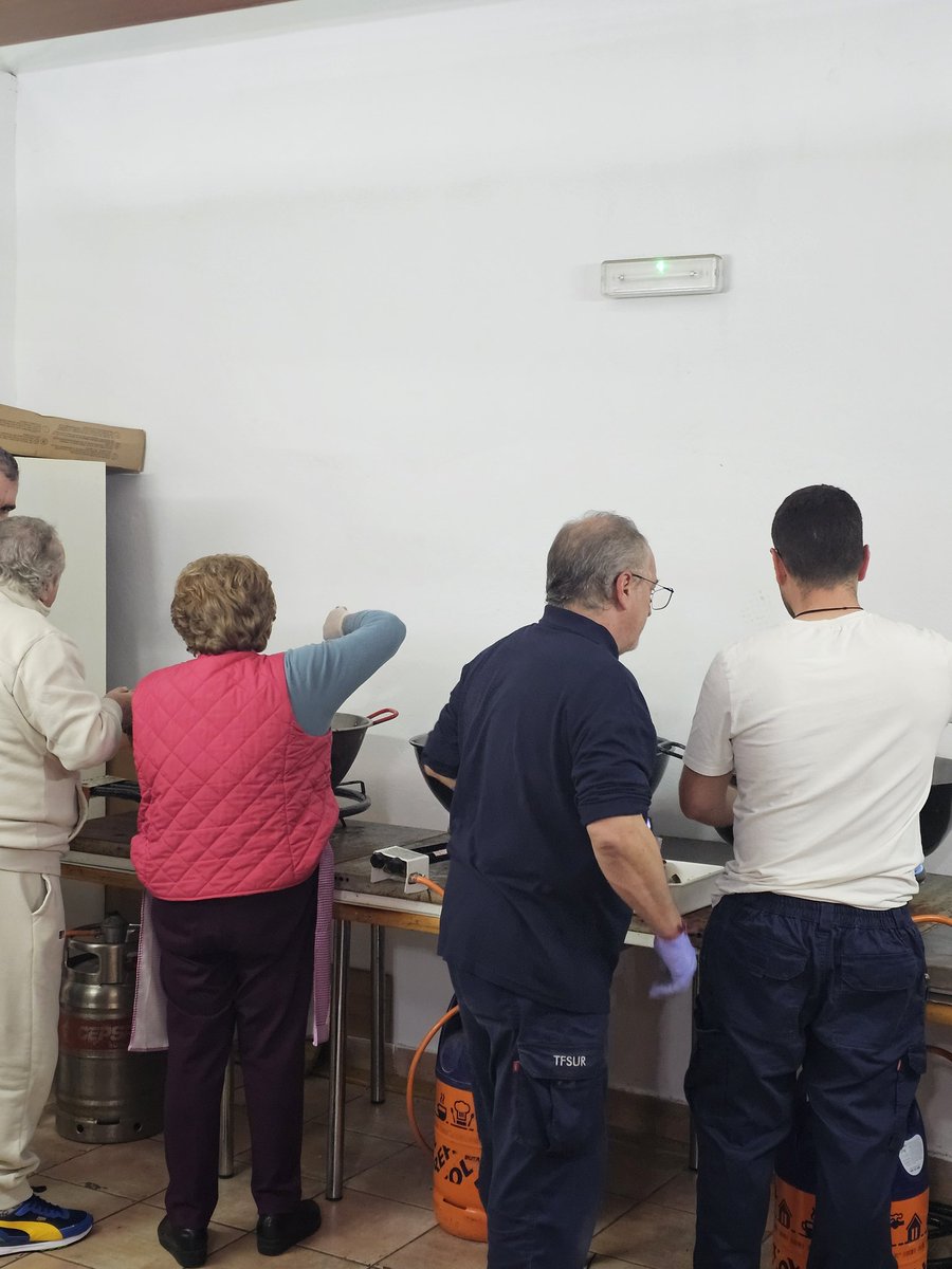 ArchiSangre's tweet photo. ¡Calentando motores y fogones para mañana! 🔥

🥘 Vuelve la cocina de la #ArchiSangre con recuerdos a nuestro eterno Gaona.

📌 Caseta Federación de Peñas (Recinto Ferial)
⌚️ Desde las 14:00 horas

#CofradíasMLG https://t.co/fl5N8xvXLo