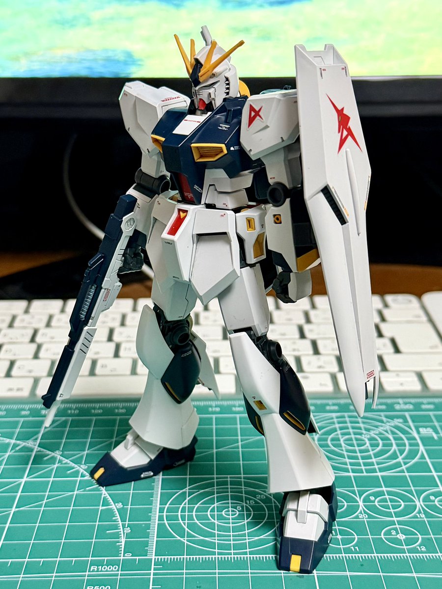 EG (ENTRY GRADE) 1/144 RX-93 νガンダムが完成！ 入門用のガンプラ