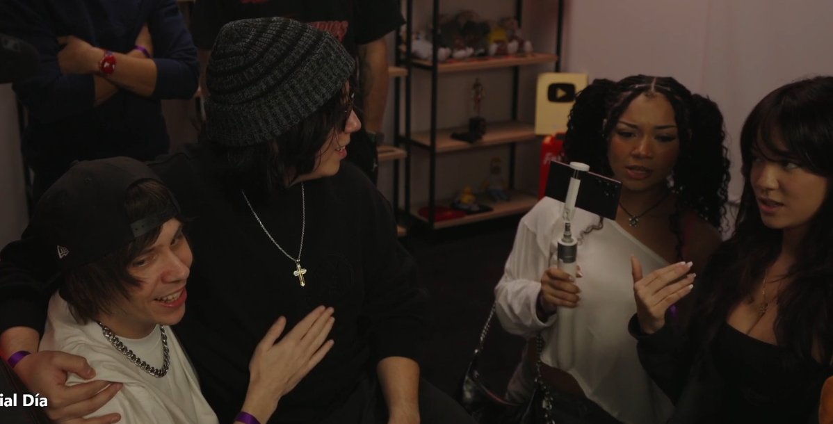shyronic's tweet photo. I WAS REWATCHING THE VOD CINNA'S FACE IS KILLING ME SO BAD 😭 https://t.co/ZbSmjwQFWz