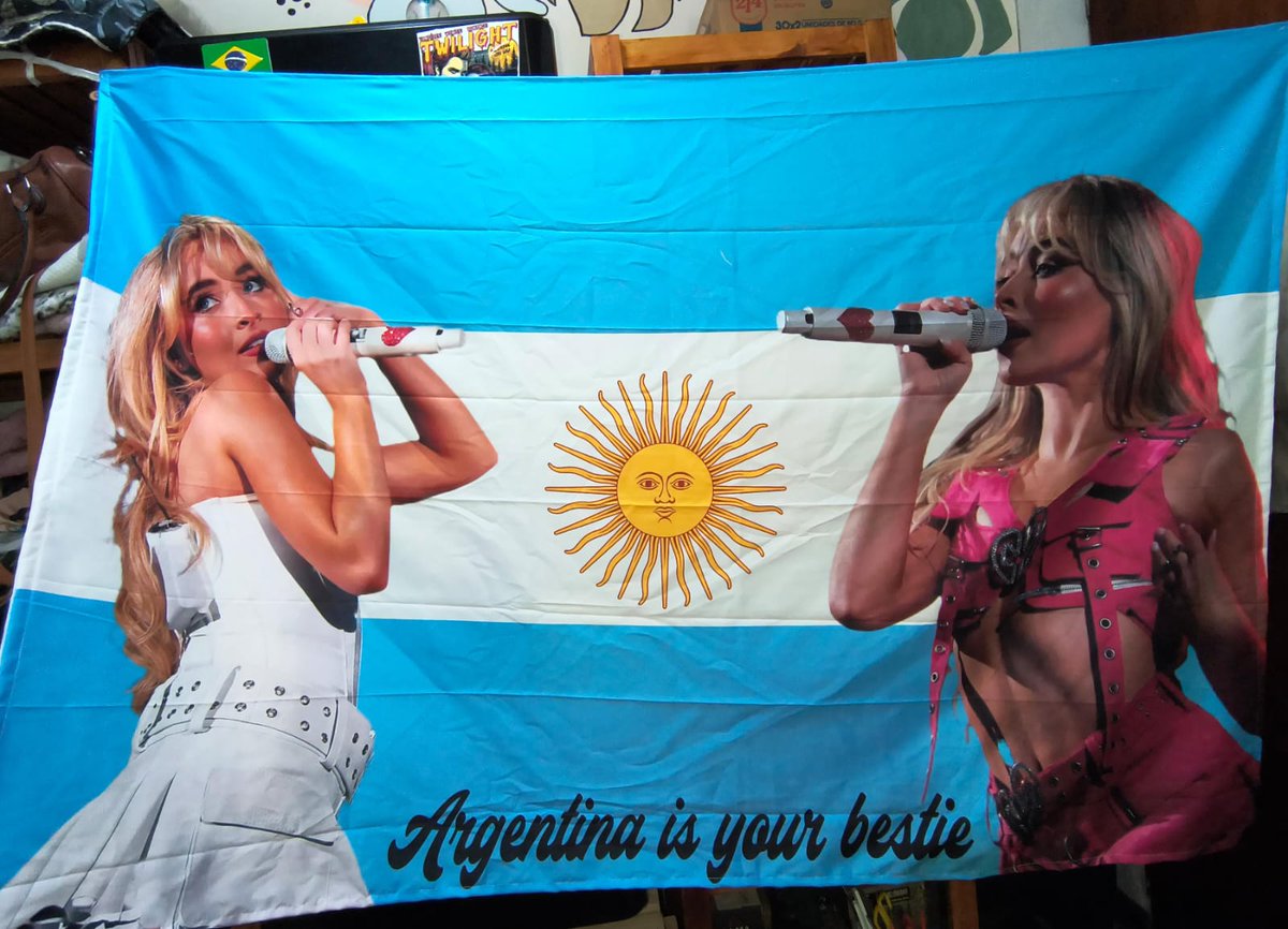 con mí grupo ya tenemos LA BANDERAAAAA que con todo el esfuerzo se la vamos a dar a sabrina con nuestros nombres y de los fans que no puedan ir❤️ 16 DIAS DALE LOCO