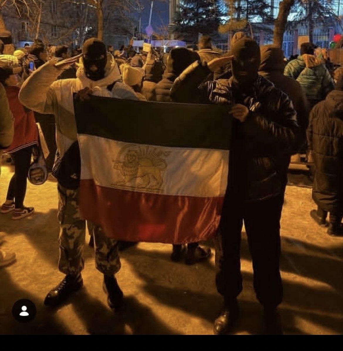 قبل از خواب دو چیز را فراموش نکنید
یک، مسواک زدن
دو، دیکتاتور ها یه شبه سقوط میکنند

شبتون بخیر🇮🇷🕊️
جاوید شاه
#KingRezaPahlavi 
#IranMassacre 
#IranRevoIution2026