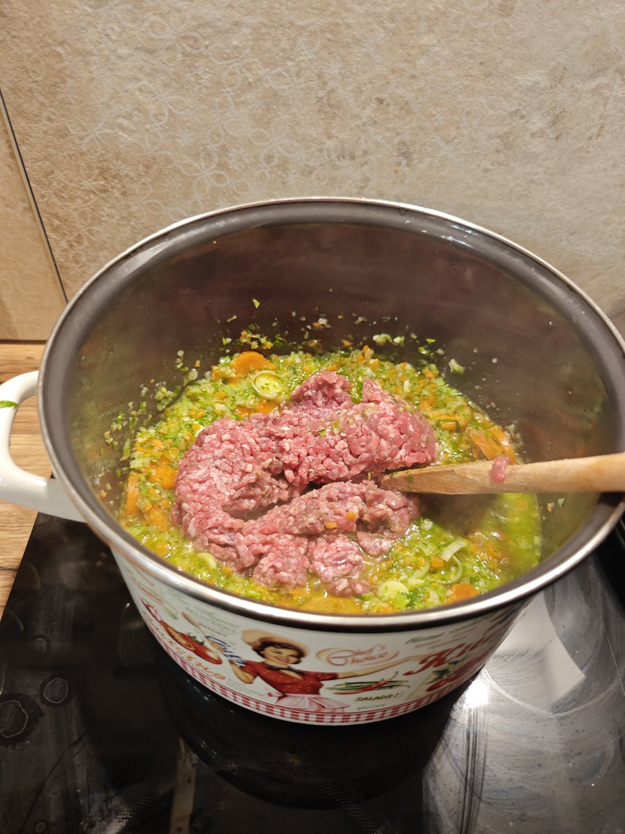 DraganMocevic's tweet photo. Ujutro je sabajle radna akcija na nekoliko frontova.
Zato se sada lagano krčka slatki kupus sa mljevenim mesom za sutrašnji ručak.
Lakše je.
#ilovice
#inmykitchen https://t.co/qLIyE987hb