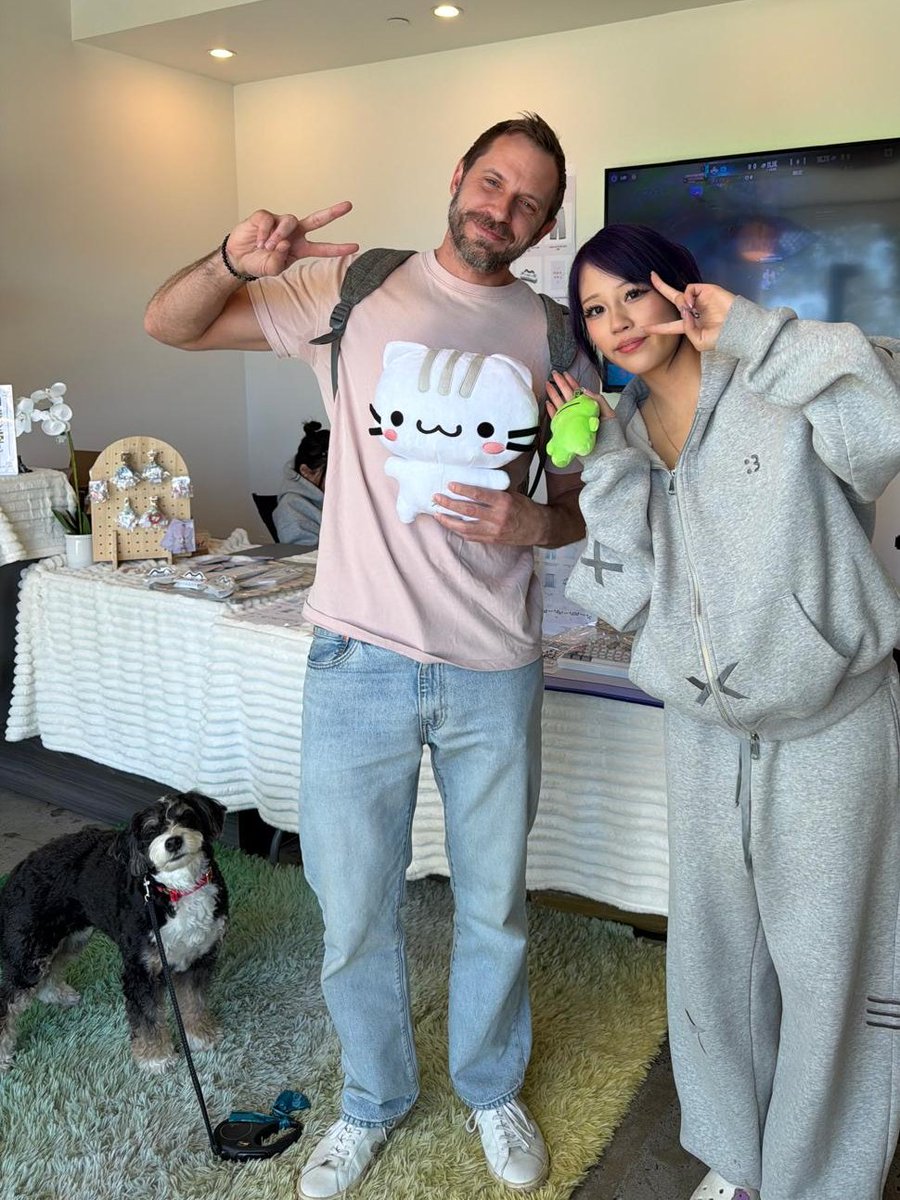 fricthefrog's tweet photo. Visited Basil's pop up in LA over the weekend. What a down-to-earth, talented artist she is. I was welcomed with open arms and even snagged me her new plushie! 

Side note: Name is D2; I'm not the artist behind Fric. I handle the brand side of things! https://t.co/utlbbA9LV5