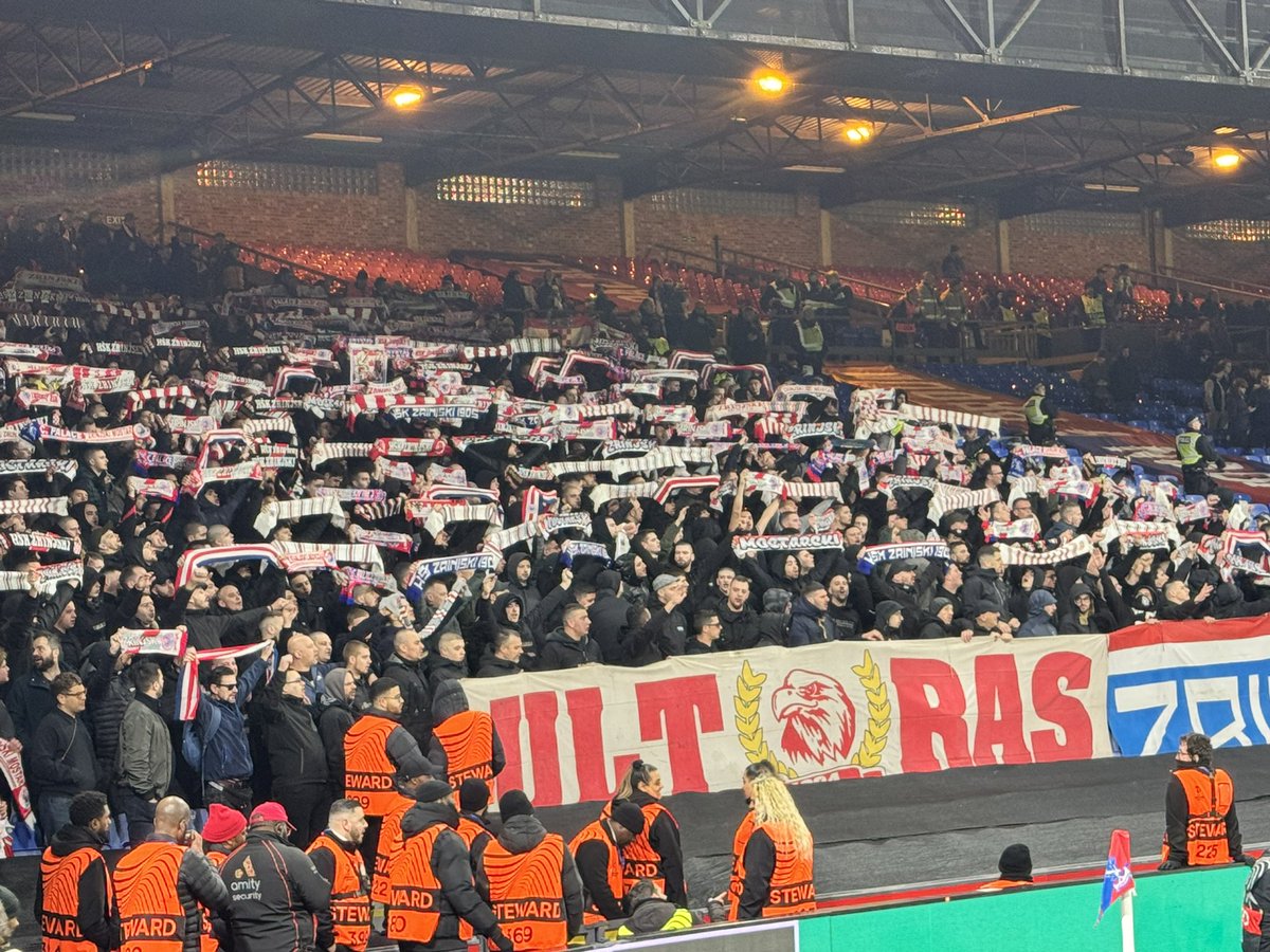 StreathamGirl's tweet photo. @FYPFanzine We sit right next to them and they gave us no issues! https://t.co/9mlEVVA3ye