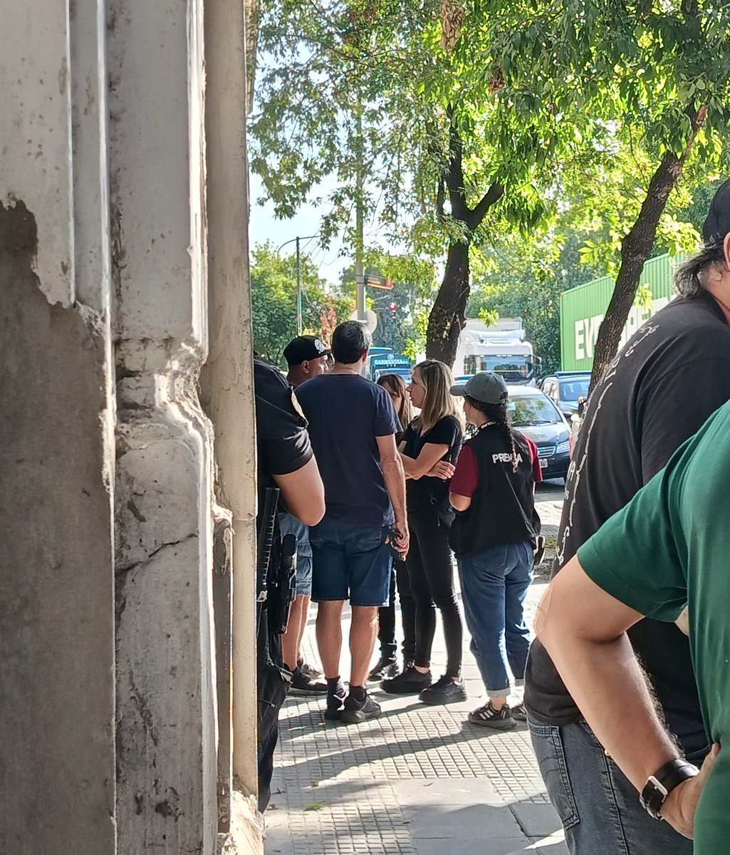 Estamos en la comisaría donde está detenido Victor trabajador de Fate en lucha contra el cierre. ¿Quién fue la primera en llegar? Myriam Bregman.
