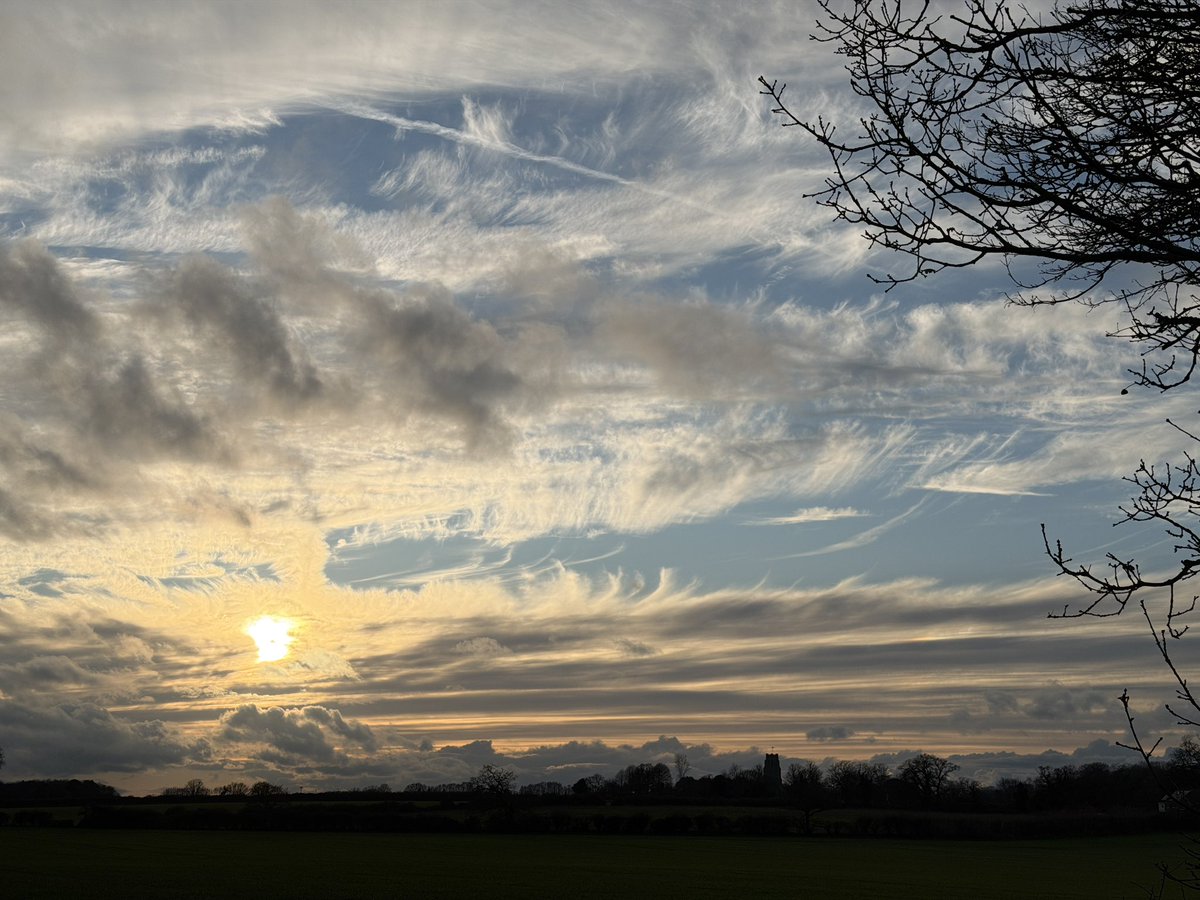 therealvalda's tweet photo. Enjoying the last of the light earlier  #suffolkskies #SpringFever https://t.co/7wlOBzXh8A