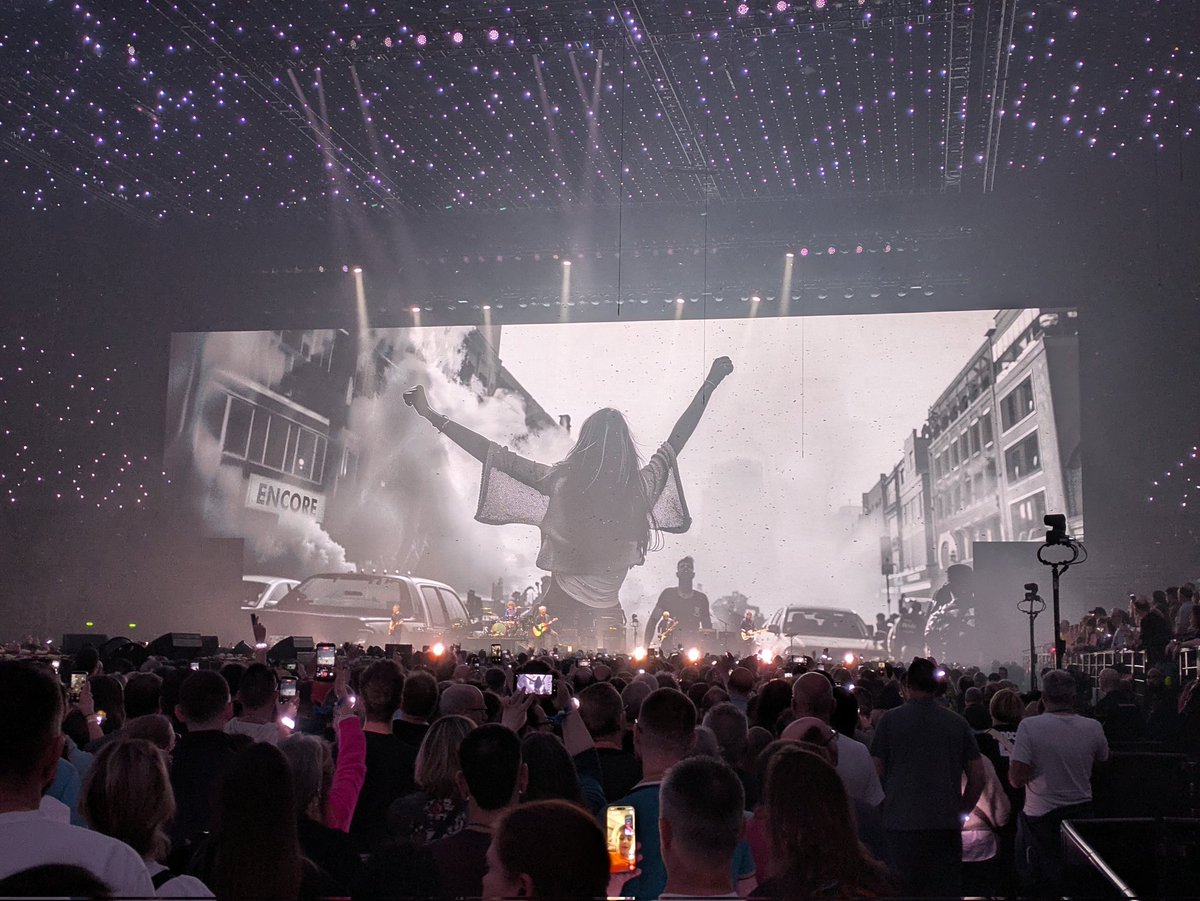 TomSuinot's tweet image. Quelques photos à la volée non retouchées… 

#Indochine #Bercy

(Set-list habituelle du vendredi pour l'instant)
