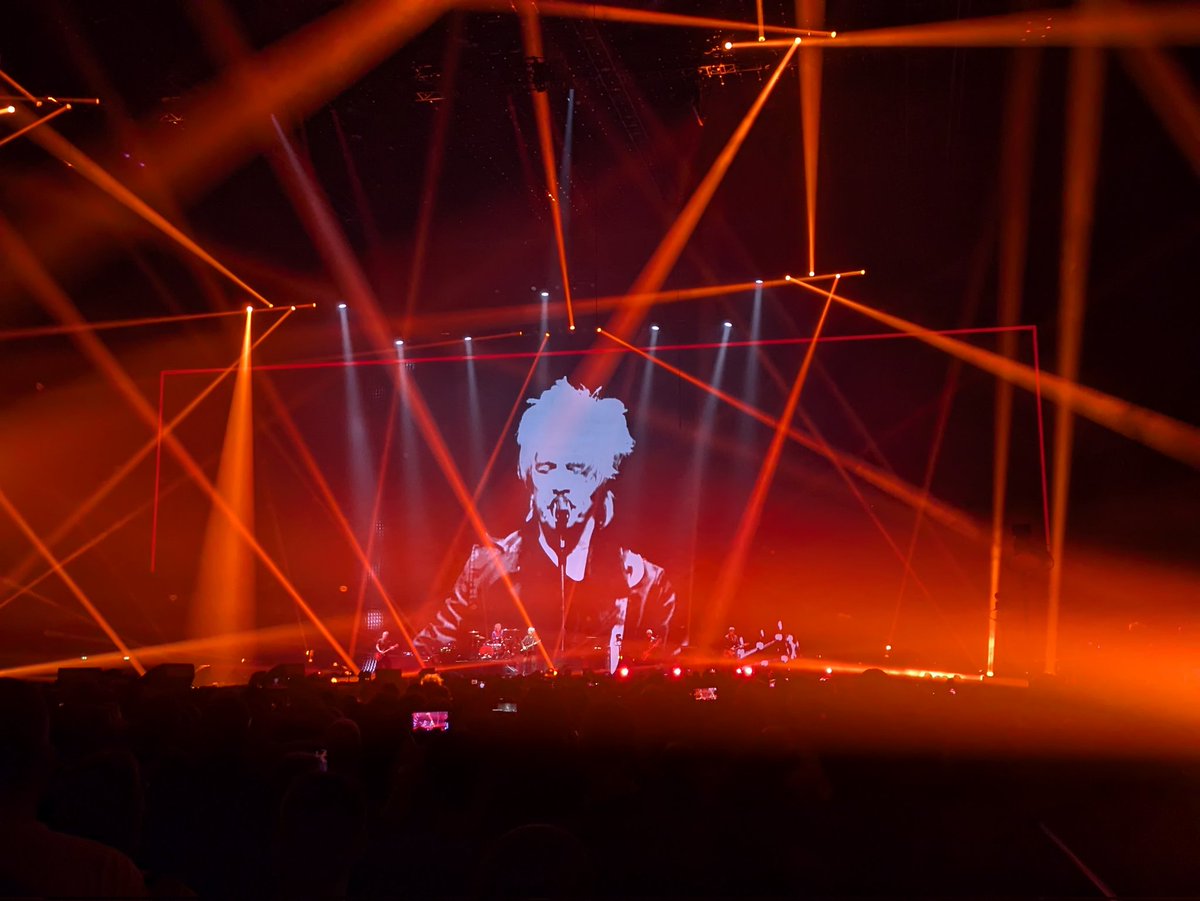 TomSuinot's tweet image. Quelques photos à la volée non retouchées… 

#Indochine #Bercy

(Set-list habituelle du vendredi pour l'instant)