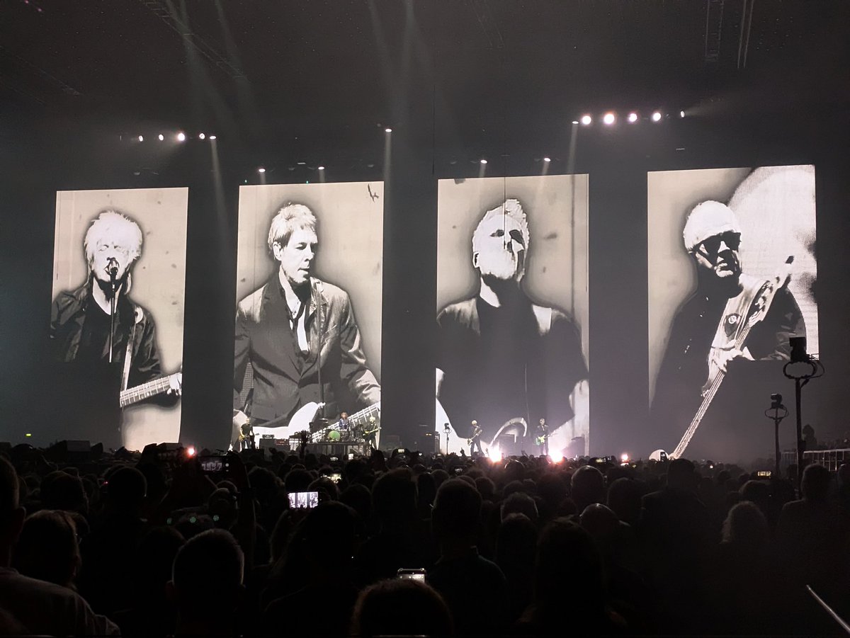 TomSuinot's tweet image. Quelques photos à la volée non retouchées… 

#Indochine #Bercy

(Set-list habituelle du vendredi pour l'instant)