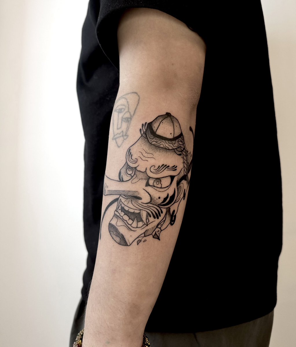 IsabelFilgueiss's tweet photo. Esta semana tocó hacer una máscara japonesa 👺 
Empecé hace poquito a tatuar, pero ojalá me pidieran más cosas con esta temática 🥺 https://t.co/BxWM6yHpqQ