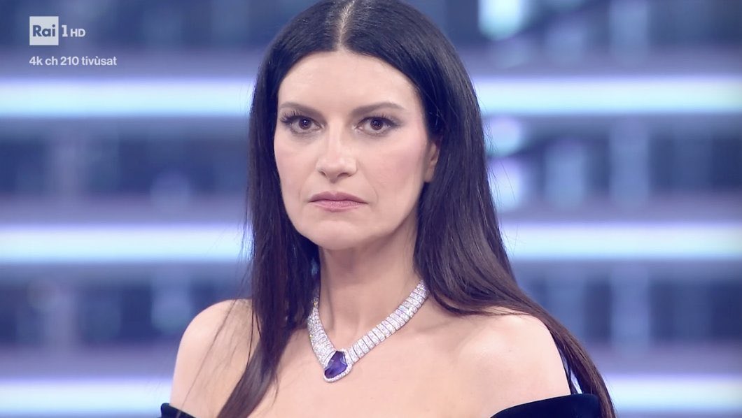 Giadaswho_'s tweet photo. Ma abbiamo usato tutto il budget per il finto Lapo elkann e non possiamo permetterci due bouquet? #sanremo2026 https://t.co/awLXFaqvN9