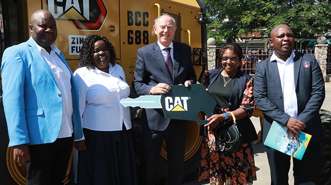 ChronicleZim's tweet photo. City Mayor, Councillor David Coltart, said during the commissioning of road maintenance equipment procured using 2025 fund disbursements from the Zimbabwe National Road Administration (Zinara) that delivering a good road network requires more resources.
https://t.co/liEUom8pW3 https://t.co/uHg3ybxYiX