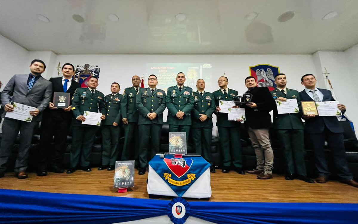 ejercito_cedoc's tweet photo. #Agenda| Desde nuestra Escuela de Aviación realizamos el conversatorio para la presentación del libro 📚: «Ciencia e Innovación Aplicada a Proyectos Investigativos», publicación que reúne el conocimiento de tres Escuelas del Centro de Educación Militar y documenta pilares técnicos y tecnológicos del @COL_EJERCITO.

La Escuela de Ingenieros, Comunicaciones y Aviación, bajo un equipo interdisciplinario recopilan las diferentes investigaciones e innovaciones que hoy en día apoyan a la Fuerza, en capacidades operacionales en desarrollo propio.

#EducaciónMilitar