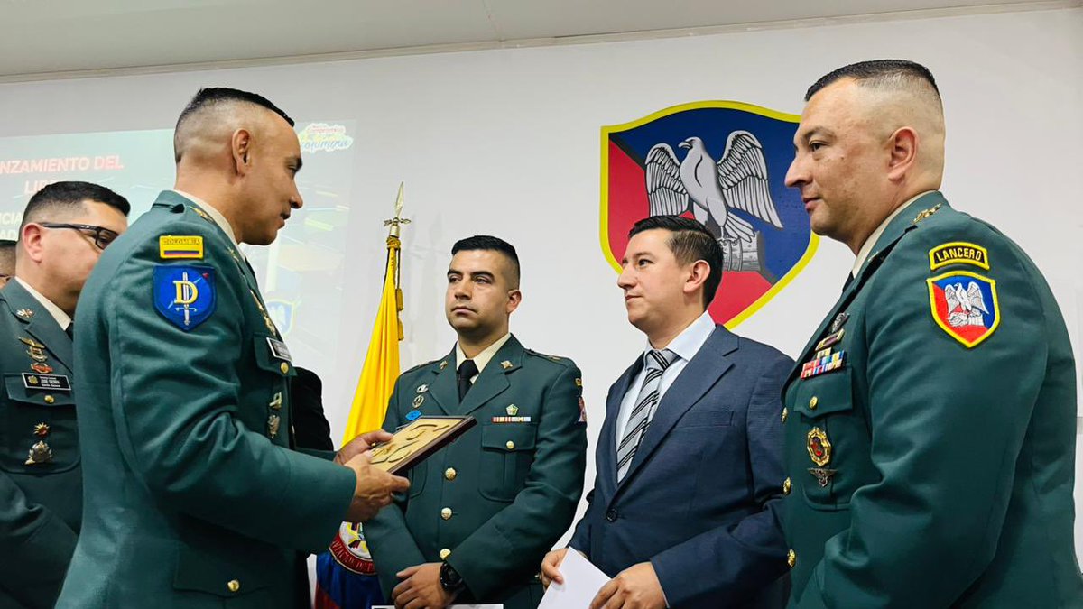 ejercito_cedoc's tweet photo. #Agenda| Desde nuestra Escuela de Aviación realizamos el conversatorio para la presentación del libro 📚: «Ciencia e Innovación Aplicada a Proyectos Investigativos», publicación que reúne el conocimiento de tres Escuelas del Centro de Educación Militar y documenta pilares técnicos y tecnológicos del @COL_EJERCITO.

La Escuela de Ingenieros, Comunicaciones y Aviación, bajo un equipo interdisciplinario recopilan las diferentes investigaciones e innovaciones que hoy en día apoyan a la Fuerza, en capacidades operacionales en desarrollo propio.

#EducaciónMilitar