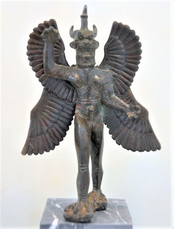 #متحف_دير_الزور #آثار #سوريا #الآشوريون 
العفريت بازوزو من تل الشيخ حمد من الفترة الآشورية المتأخرة
مجسم من النحاس الأحمر
كائن أسطوري مركّب يجمع بين رجل وثور أسد وطير جارح عقرب وحية مثّل رمزيًا قوى الطقس والحرب والعالم السفلي وكان يُعتقد أنه يصدّ الأمراض والأرواح الشريرة