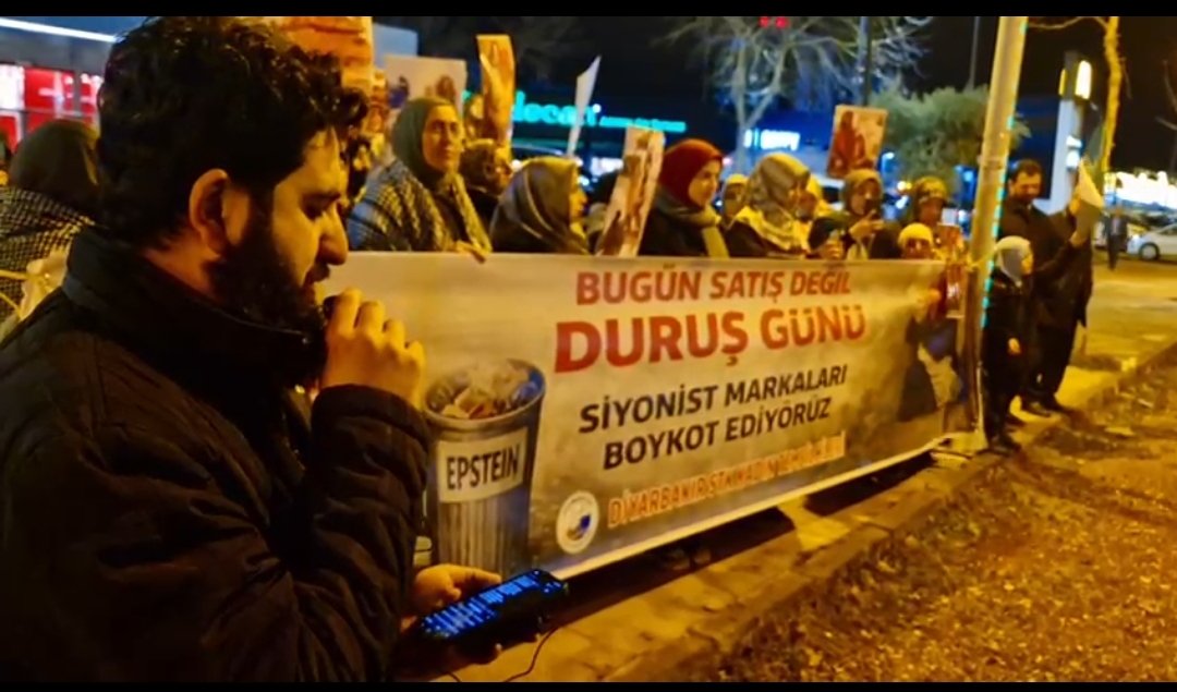 STK kadın temsilcileri olarak bu akşam da  haksızlığa karşı yükselen bir ses,bir duruş olduk. Siyonizmin kökü kazınıncaya dek 
Sessiz kalmayacağız, unutmayacağız, vazgeçmeyeceğiz.
#boykot
#özgürfilistin