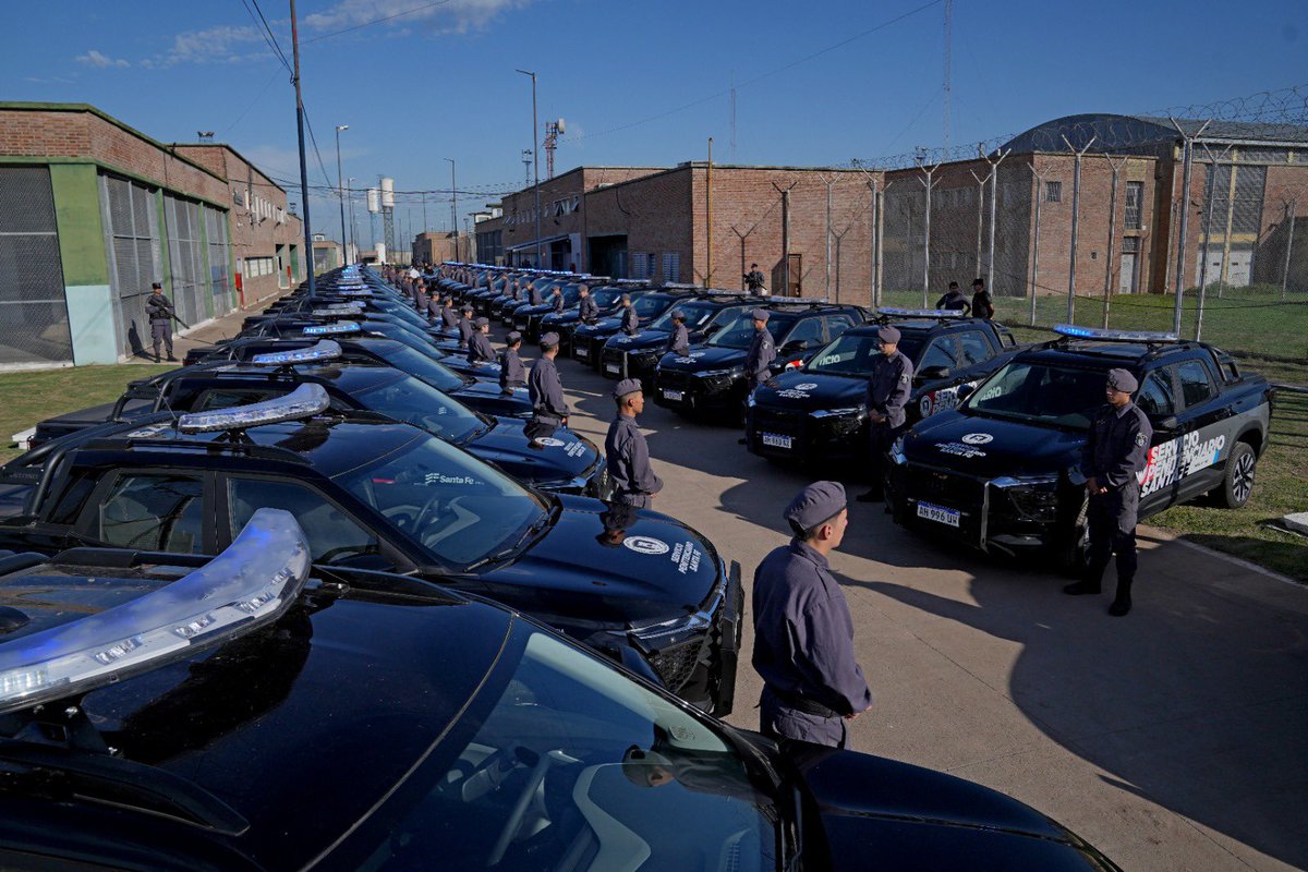 maxipullaro's tweet photo. Entregamos 50 nuevos móviles al Servicio Penitenciario y 116 a la Policía de Santa Fe, alcanzando más de 2700 nuevos patrulleros en los dos años que llevamos de gestión. 

Invertimos en tecnología y equipamiento para que nuestras fuerzas de seguridad puedan poner orden en la cárcel y en la calle con las mejores herramientas. Seguimos dando el combate diario contra el delito en toda nuestra Invencible Provincia.