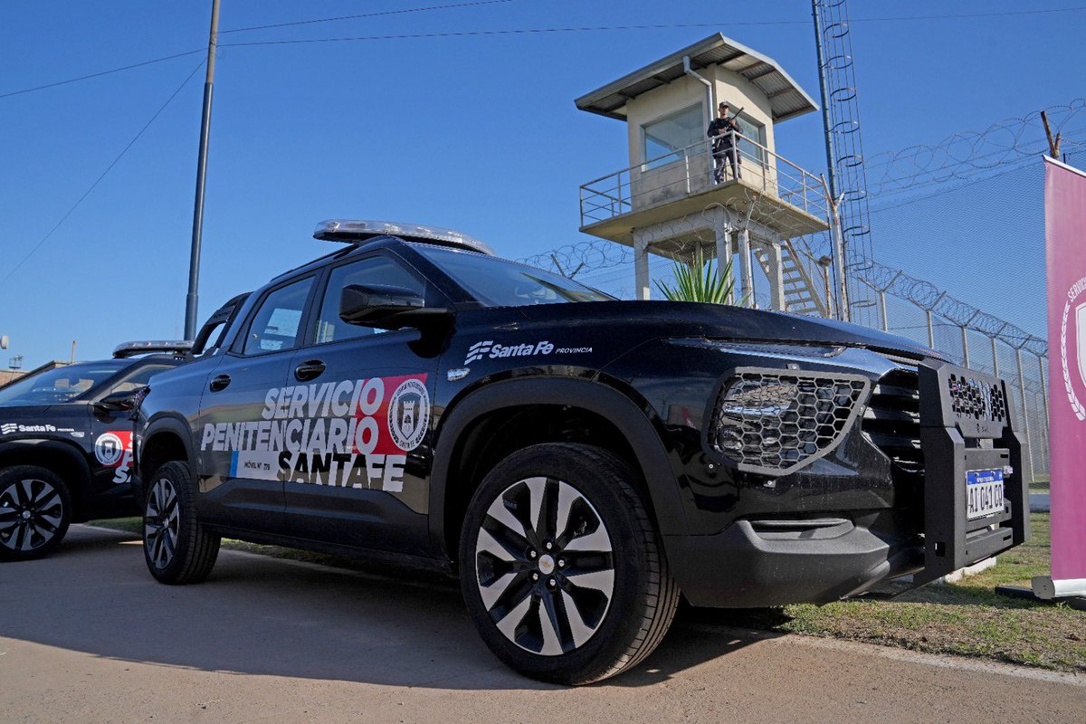 Entregamos 50 nuevos móviles al Servicio Penitenciario y 116 a la Policía de Santa Fe, alcanzando más de 2700 nuevos patrulleros en los dos años que llevamos de gestión. 

Invertimos en tecnología y equipamiento para que nuestras fuerzas de seguridad puedan poner orden en la