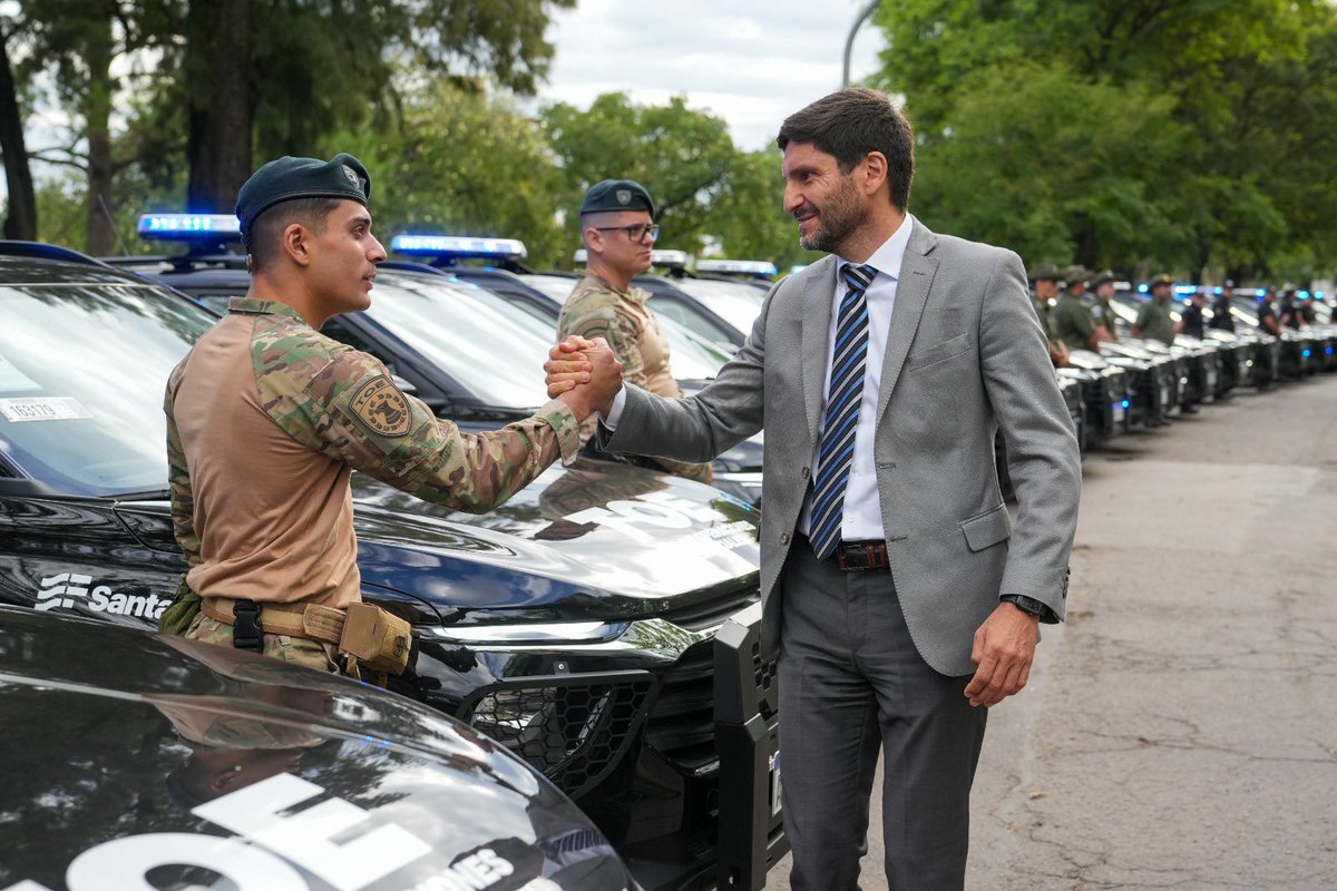 maxipullaro's tweet photo. Entregamos 50 nuevos móviles al Servicio Penitenciario y 116 a la Policía de Santa Fe, alcanzando más de 2700 nuevos patrulleros en los dos años que llevamos de gestión. 

Invertimos en tecnología y equipamiento para que nuestras fuerzas de seguridad puedan poner orden en la cárcel y en la calle con las mejores herramientas. Seguimos dando el combate diario contra el delito en toda nuestra Invencible Provincia.