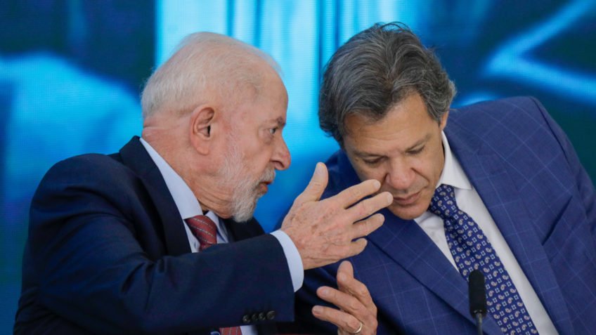 analise2025's tweet photo. Lula contrariou Haddad e voltou atrás no aumento de impostos para produtos eletrônicos, agora há pouco!

Os bastidores disso tudo:

- Haddad convenceu Lula ao dizer que o aumento de imposto não geraria preços maiores, que era apenas regulatório.

- Quando viu as pesquisas recentes, foi pego de surpresa, se preocupou e convocou uma reunião com a equipe de comunicação e ministros próximos para entender o que estava acontecendo.

- Deputados, ministros com inserção nas redes, Janja (muito presente aqui) e outros disseram que o aumento de impostos havia caído MUITO mal e ele deveria revogar imediatamente.

- Lula ainda está em 2010, na cabeça dele o povo forma opinião sobre o governo somente pela realidade concreta. Se está mais fácil conseguir emprego, se a inflação está baixa ou alta, se vai pagar menos IR etc.

- O presidente desconhece o mundo das redes sociais, não tem sequer um celular. Tudo que acontece aqui é repassado por assessores/ministros/parlamentares, de acordo com a visão pessoal de cada um.

- Ele não entende que 50% da população (QUAEST) consome política a partir da internet e vai formar opinião com base no que vê, não somente na realidade. Mesmo que Haddad estivesse certo (não acredito que esteja), a simples manchete anunciando o aumento tributário geraria forte insatisfação.

- Digo desde 2023 que Lula precisa acessar o mundo das redes, ver ele próprio o que repercute bem ou mal, a opinião específica desse segmento, como as informações circulam.

- "Ah, mas ele não é influencer". Todo líder político é necessariamente um comunicador popular e influencia a opinião pública. As redes sociais são a maior plataforma de comunicação atualmente, ignorá-las é entregar metade da população (no mínimo) para o Bolsonarismo.

- Lula é o único político progressista com mais de 10 milhões de seguidores. Considerando ainda a visibilidade natural que o cargo de presidente possui, um bom trabalho de comunicação digital faria ele explodir. 

- Mas para isso O PRÓPRIO LULA precisa estar presente, conversando intimamente com as massas todos os dias. Não adianta o Sidônio falar, Boulos, Janja, Gleisi, deputados, ministérios e páginas do governo. Quem o Brasil conhece e votou chama-se Lula!

- Concluo com uma frase de uma jovem moradora do Nordeste e beneficiária do Bolsa Família, principal base eleitoral do governo, quando questionada porque estava decepcionada com o presidente: "O Lula sumiu do meu celular depois das eleições." (Entrevista ao O Globo). Moro na periferia e esse tipo de comentário é comum, a maioria das pessoas não sabe o que o governo está fazendo de bom e quando sabem algo é notícia ruim na imprensa ou vídeo bolsonarista viralizando.

Estamos a 7 meses da eleição. Que fique o alerta!