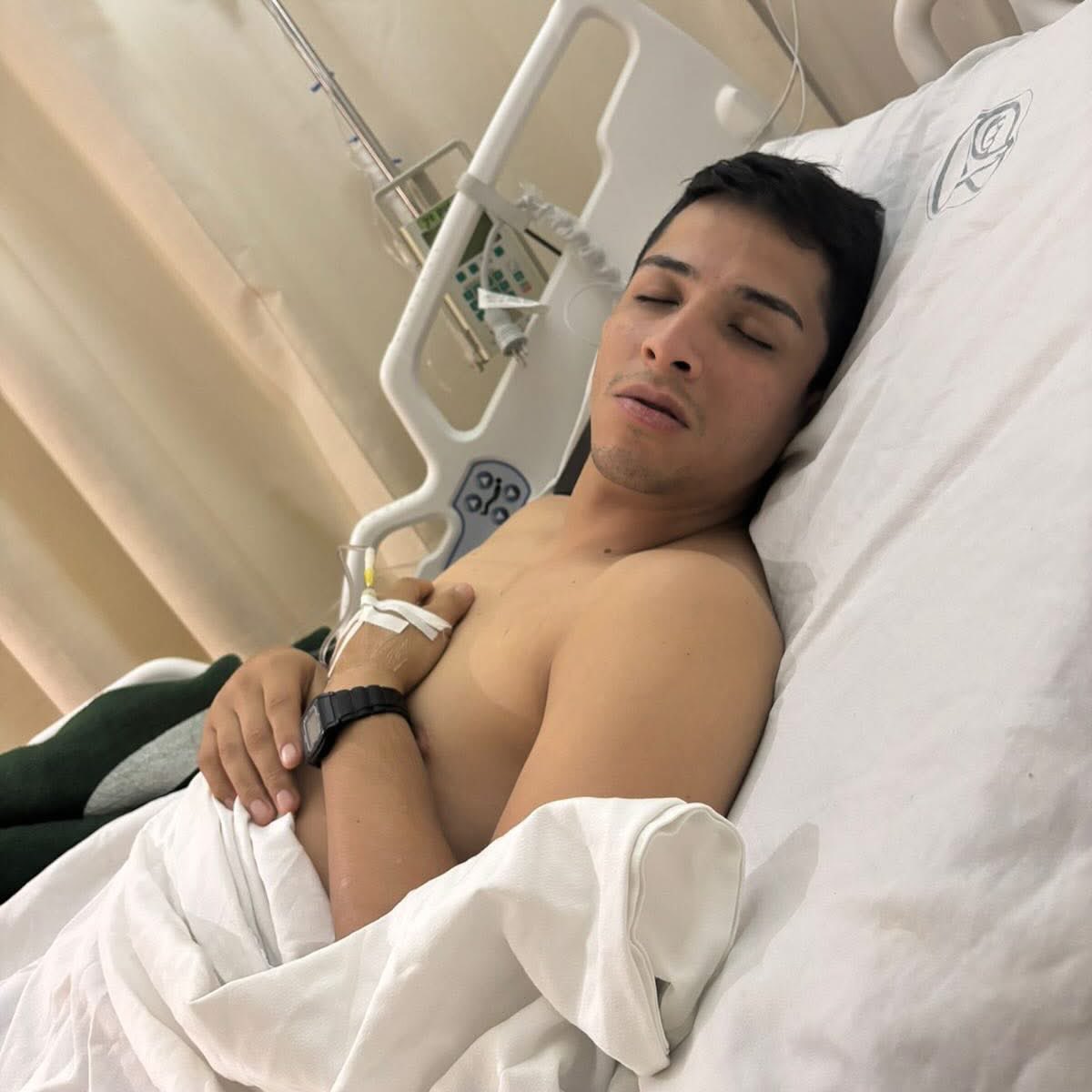 Ricardoen4's tweet photo. Ha pasado un mes desde la Cirugía, sintiendo mayor energía y retomando actividades ligeras gradualmente, aunque el cuerpo sigue sanando internamente. 🦴 https://t.co/hGYHthuA6v