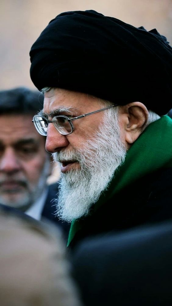 لم تغادر الساحة أبداً..
كلما دعت الحاجة إليك في الخطوط الأمامية
رأيناك سیدی❤️

#لبيك_يا_خامنه_ای‌