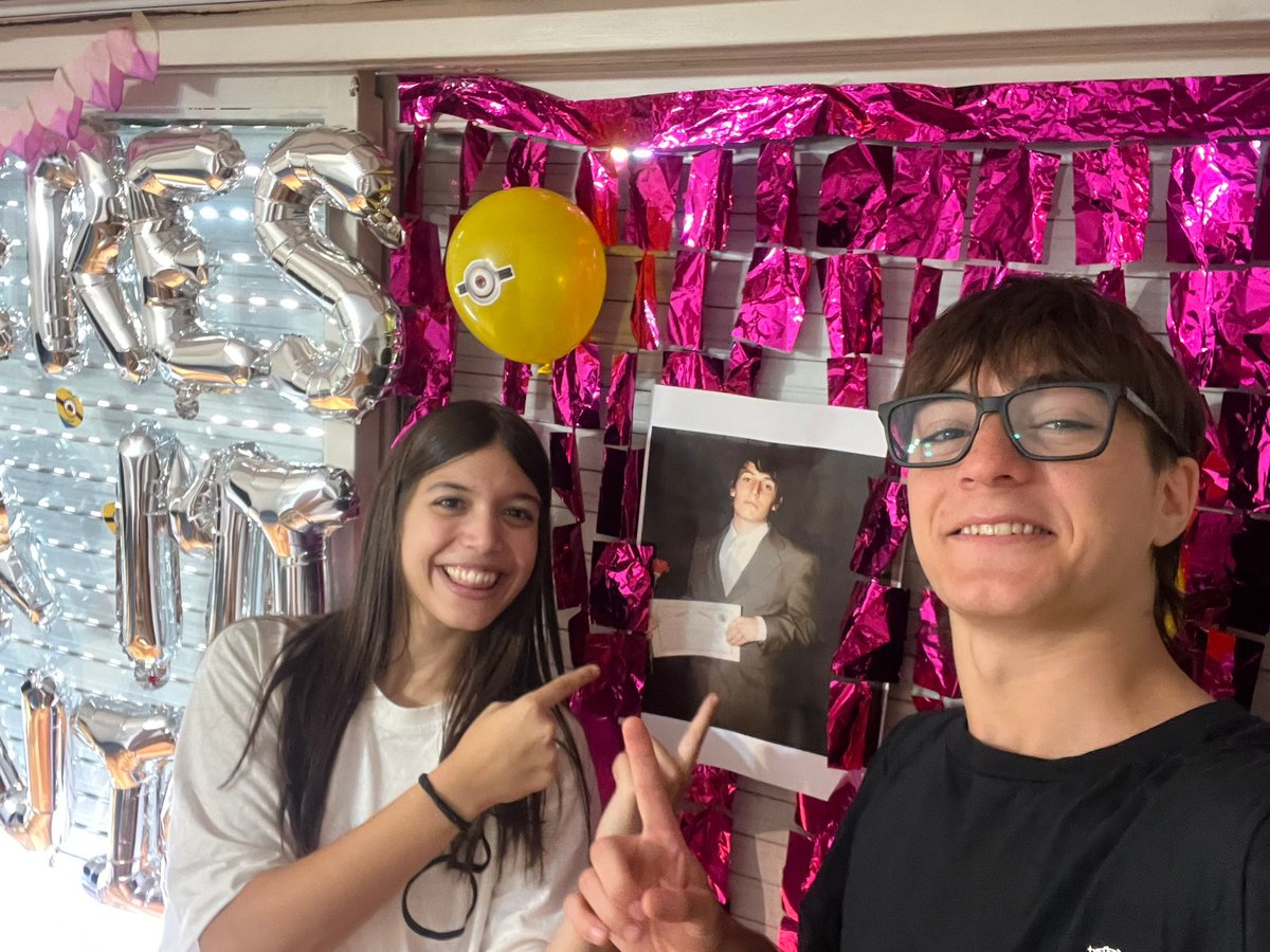 Esta chica le propuso a su amigo ser novios con una foto del Momo y le DIJO QUE SÍ 

Que viva el amor 👏🏻👏🏻♥️