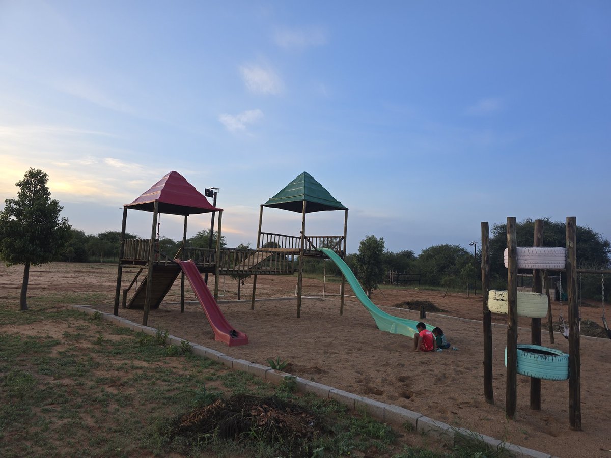 ひろーい空の下。低木林に囲まれて。

ボツワナ🇧🇼の地方に住んでよかったなぁと思う瞬間。

都市的な娯楽は全くないけれど、面白いことに、大自然のなかに、思ったよりは遊び場がある。こどもの遊び場ってアフリカンな社会ではあまり設置されないように思うけど、やっぱり南ア🇿🇦が近いからなのかなー。