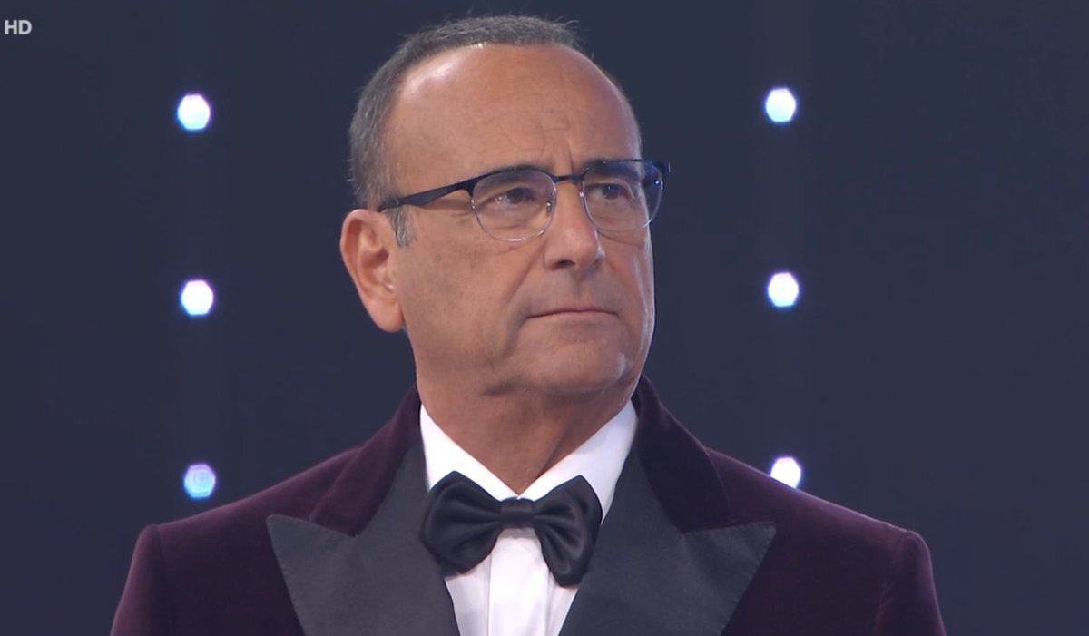 trashbiccis's tweet photo. LA SUA FACCIA SCA**ATA OGNI VOLTA CHE UN ESSERE UMANO PARLA AL CENTRO DEL PALCO MI FARÀ SEMPRE VOLARE #Sanremo2026 https://t.co/yuGVSq7rvk