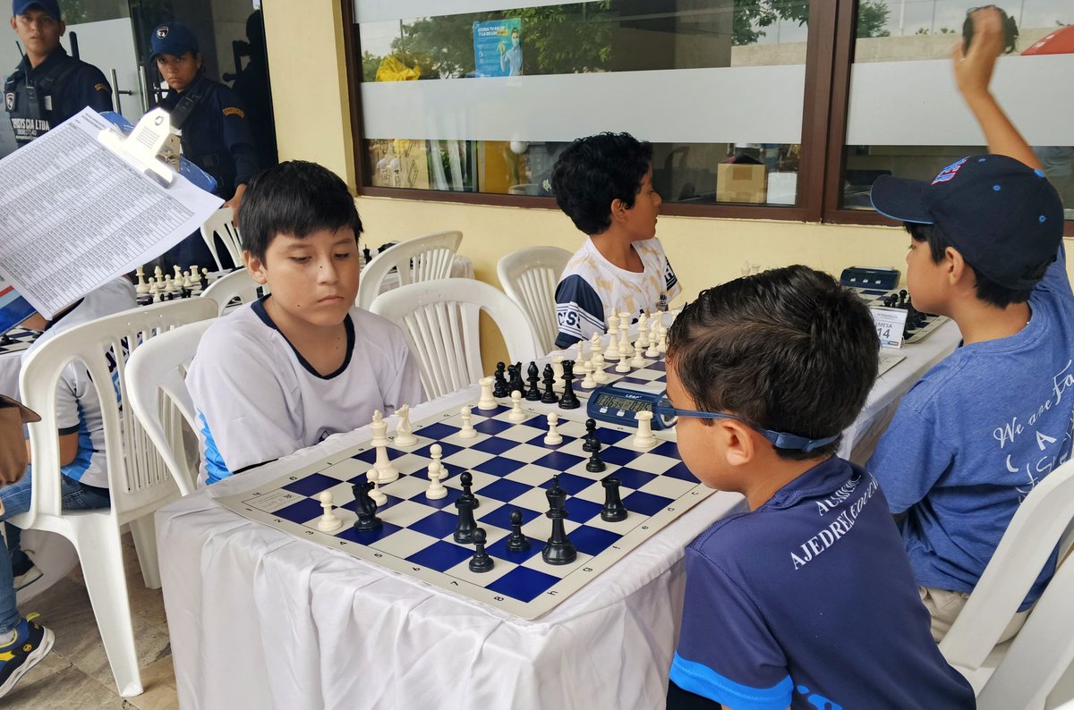 Deportes_Guayas's tweet photo. 🔥 ¡Tablero en llamas!♟️

✅️ En la II jornada del Interbarrial de Ajedrez - Diario El Universo, nuestra categoría sub-10, representada por deportistas de Durán y El Triunfo, brilló por su estrategia y planificación, dejando en alto a la @PrefGuayas.

#GuayasHace https://t.co/XvSdhf0Jeh