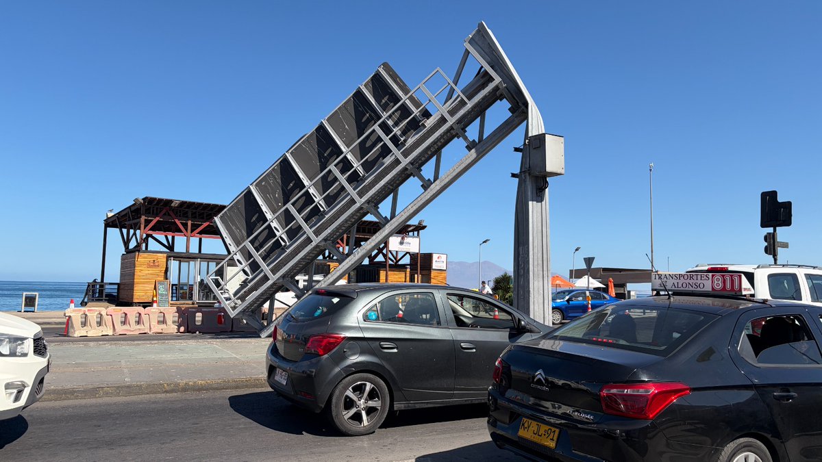 “🚧 ATENCIÓN: Taco de proporciones en Av. Edmundo Pérez Zujovic (ambos sentidos) por retiro de pantalla informativa derribada ayer por un camión (sector Víctor Jara). Prefiera vías alternativas y circule con precaución. #Antofagasta