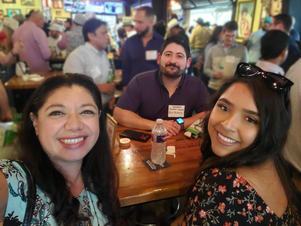 askStonebridge's tweet photo. Happy Friday, Y 'All! Enjoyed attending the Enverus meetup last night. It was great to listen, connect, and show up with #energy market folks in Houston! Bonus points for everyone who showed up rodeo-ready. 🤠 https://t.co/hkADWNuUFT