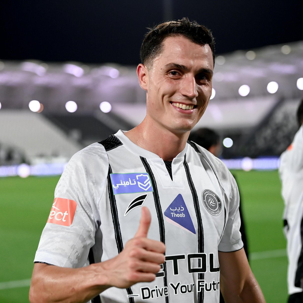 هذا لاعب ؟؟؟؟ اللي تعاقد معه كان متأكد انه لاعب كرة قدم ؟؟