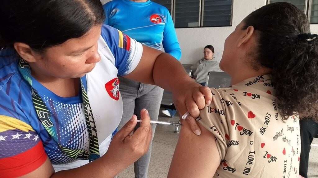 Noryarly07's tweet photo. Conozca las parroquias priorizadas en la vacunación contra la fiebre amarilla.
Este plan nacional, va dirigido a las personas de 1 a 59 años que no han sido vacunados. Repetir la inmunización podría causar efectos adversos.#zarcia #zonauang #venezuela #BamBam https://t.co/ELpMZrn6pd