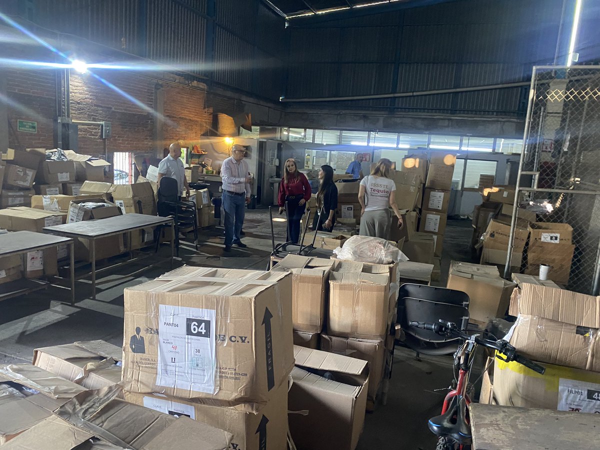 IsssteColima_'s tweet photo. El día de hoy acudimos al almacén del #ISSSTEColima en donde se realizará el 2do “Tequio Elena Arizmendi” con la participación de las y los trabajadores que realizarán una labor de limpieza en este espacio para mejorar nuestro Instituto. https://t.co/2L67sKk3vD