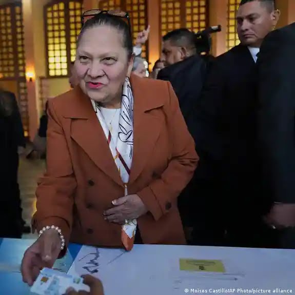 🚨⚖️ #ConsueloPorras insiste en llegar a la Corte de Constitucionalidad y ahora envió su expediente a la CSJ por medio de un tercero para postularse, según reveló el periodista <a href="/dcuevas_pl/">Douglas Cuevas</a>.

Porras está sancionada por Estados Unidos y la Unión Europea por corrupción y obstrucción