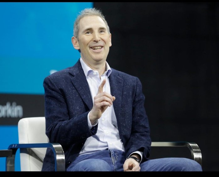 الذكاء الاصطناعي: زلزال في سوق العمل! 🌪️
يرى "آندي جاسي" (CEO أمازون) أن العالم لا يمر بمجرد موجة تقنية، بل بتحول جذري سيجعل الكثير من الوظائف التقليدية "بالية" وغير ضرورية.
أبرز ما جاء في التصريحات:
الإحلال القادم: وظائف اعتمدت على البشر لعقود ستتطلب الآن "عدداً أقل بكثير" من