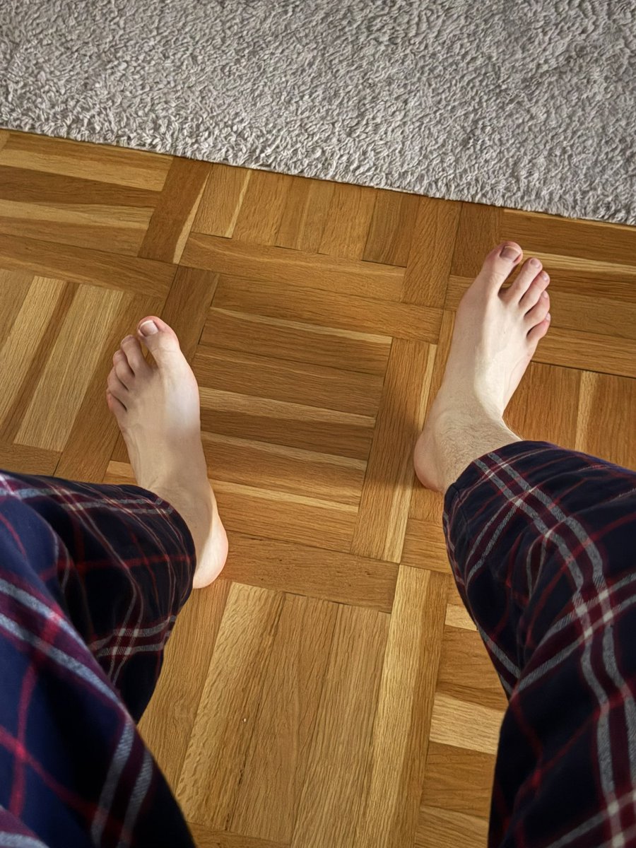 Lorenzloloo's tweet photo. Knie dich hin und leck!! 

-30% auf OF für den Monat 

https://t.co/AHHvUyhMdu

#socks #feet https://t.co/P2Vp4RKkrZ