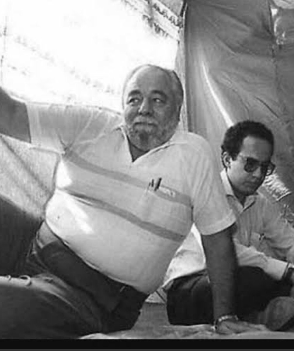 rociogl36's tweet photo. En esta fotografía veo al gran político panista Manuel Clouthier en su huelga de hambre por la democracia en 1988, qué raro que no aparecen ninguno de sus hijos nepobabies, al único que veo acompañándolo, es al gran presidente ⁦⁦⁦@FelipeCalderon⁩! Interesante!!! https://t.co/0wu0T2u702