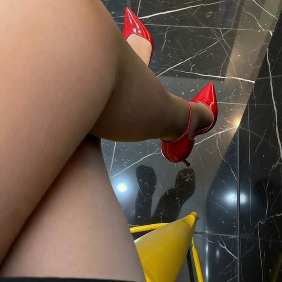 MoneyMissGrace's tweet photo. πΊπΈ Refined dinner with red heels dominating the scene... that elegant rhythm inspiring devoted, generous thoughts. Ready to make your Goddess's evening special? π #PowerDinner https://t.co/GYVr3y05Nq
